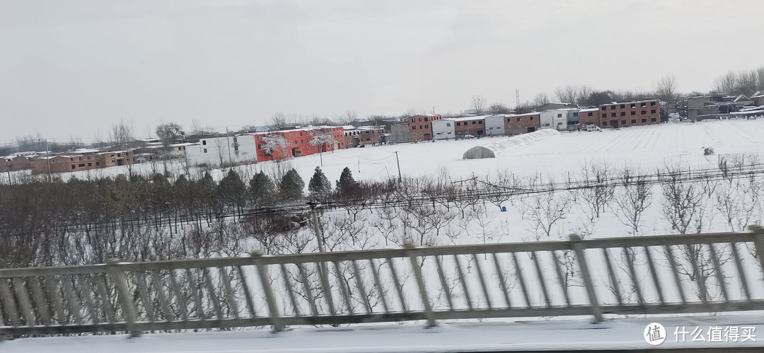 高铁上看雪景别有一番风味