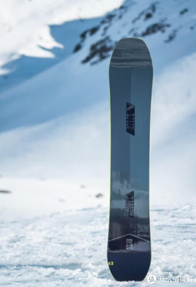 冬天带上你的滑雪板去滑雪吧！