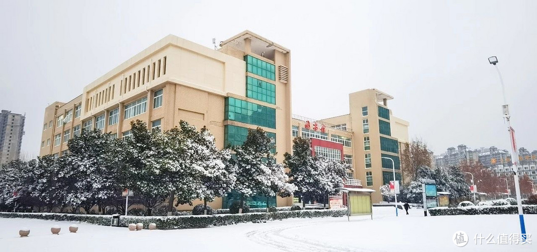 雪映检院！郑州首雪
