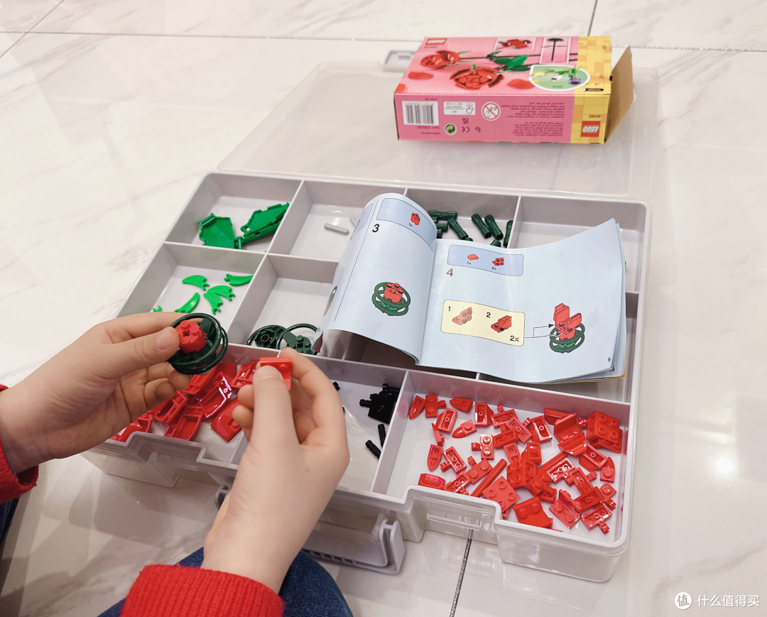 冬日搭建乐高40460玫瑰花束,还有精致防尘玻璃罩灯座完美相适,乐享“妙手生花”趣味