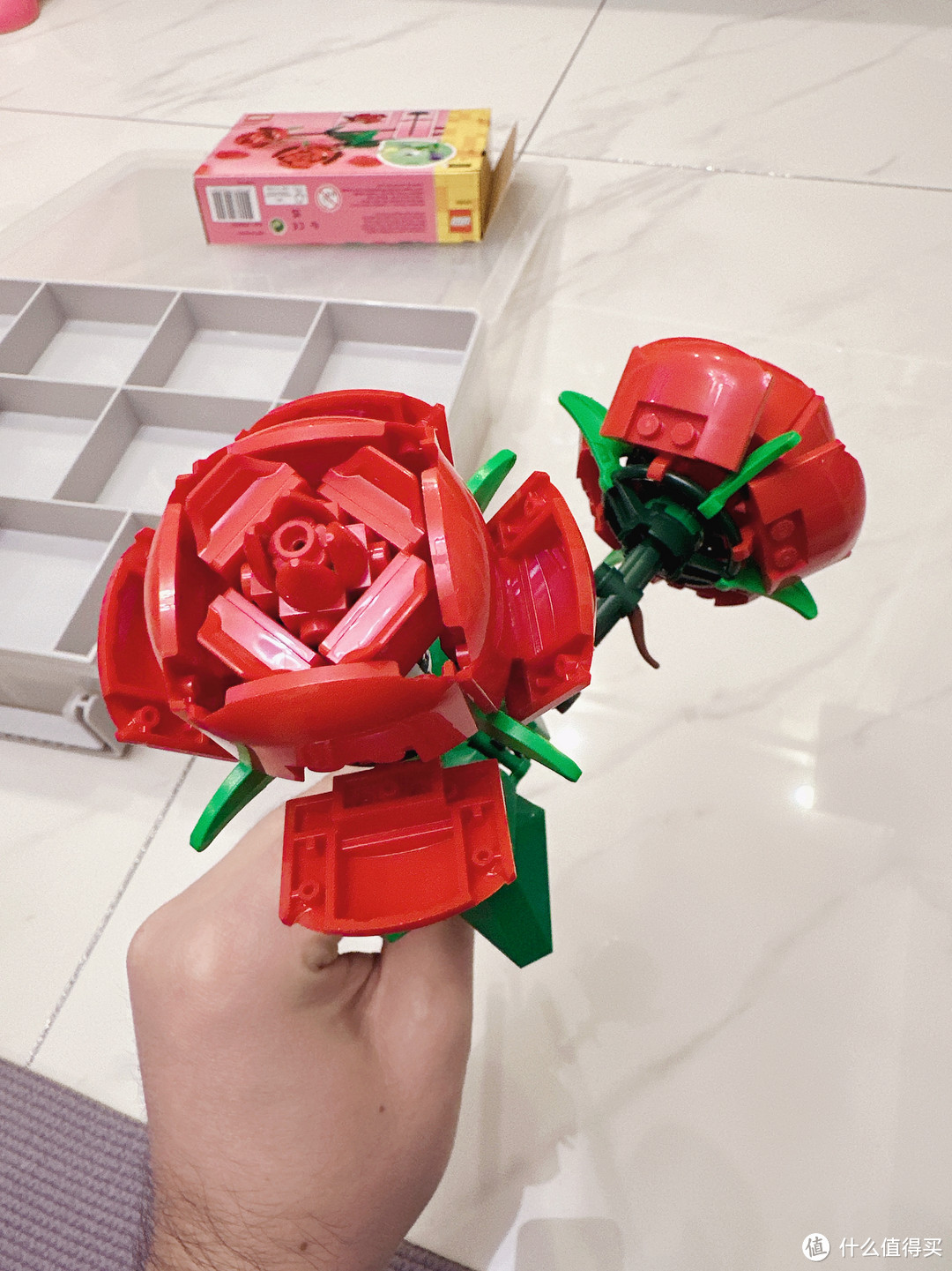 冬日搭建乐高40460玫瑰花束,还有精致防尘玻璃罩灯座完美相适,乐享“妙手生花”趣味