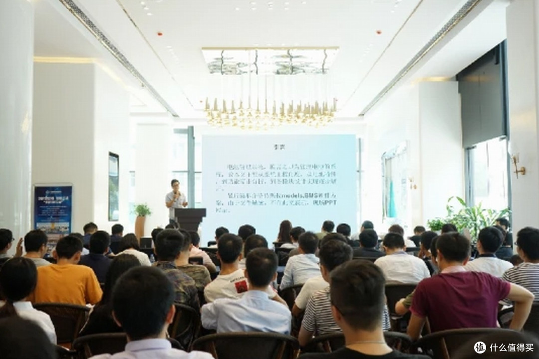 第三代户外电源?准固态锂电+氮化镓逆变,移族墨M2000正式发售