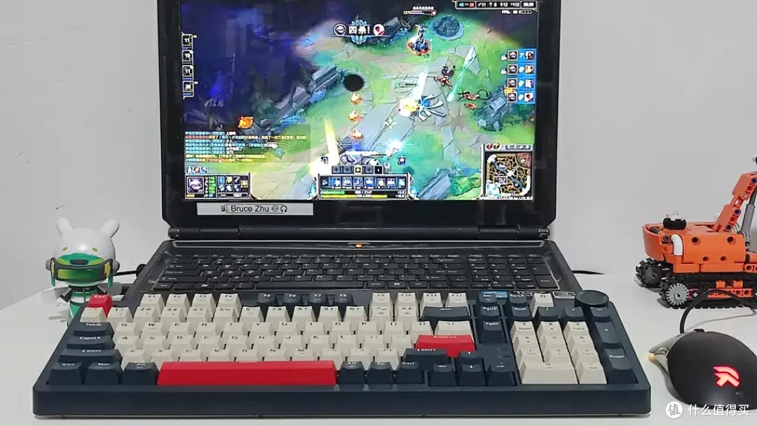 配置拉满:国风FR4定位板+创新Hos热插拔轴座+四层消音填充+TTC烈焰红轴V2—SNK青龙三模机械键盘拆解体验