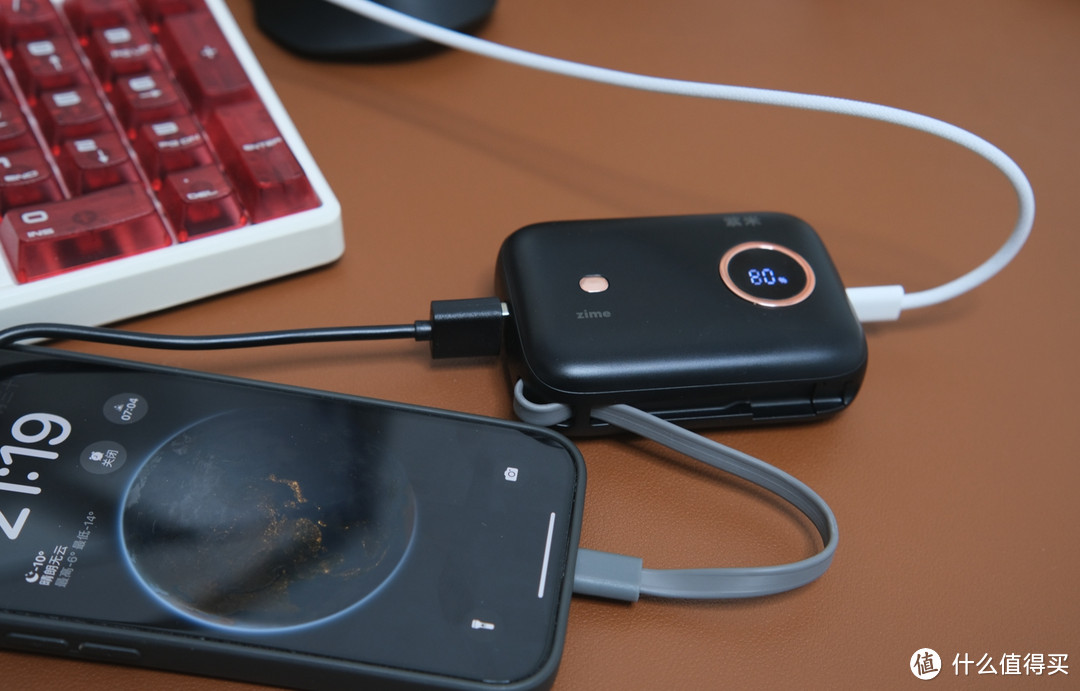 紫米IPhone15充电宝，小体积自带线，出行备一个真6，谁懂？