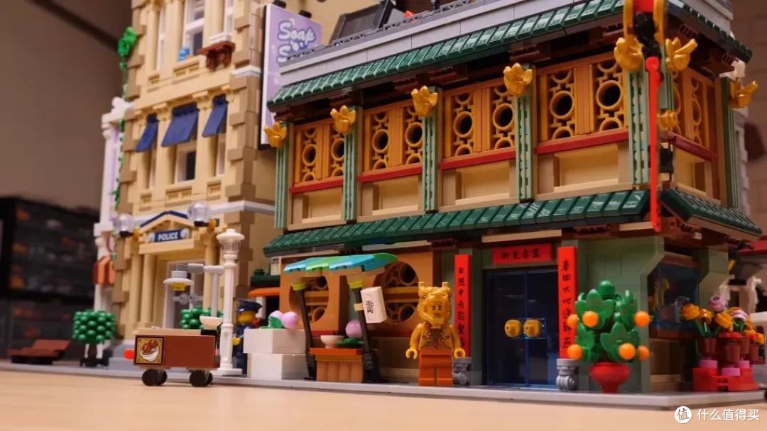 把乐高新春套装80113乐满楼变成街景?