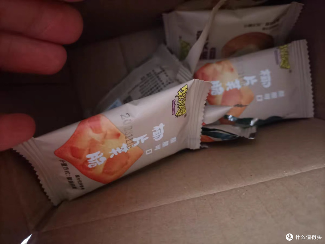 坚果芙饼干椰片脆腰果巴旦木:休闲零食品的网红爆款