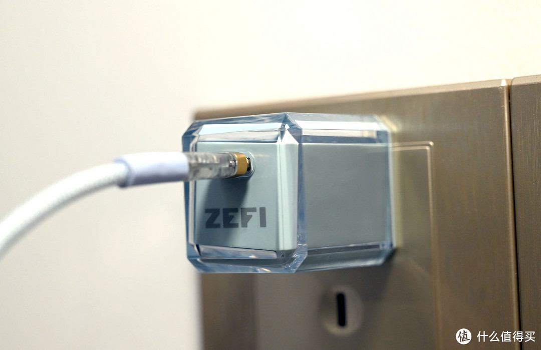 ZEFI战飞充电头开箱体验：酷似冰块的30W快充“冰精灵”