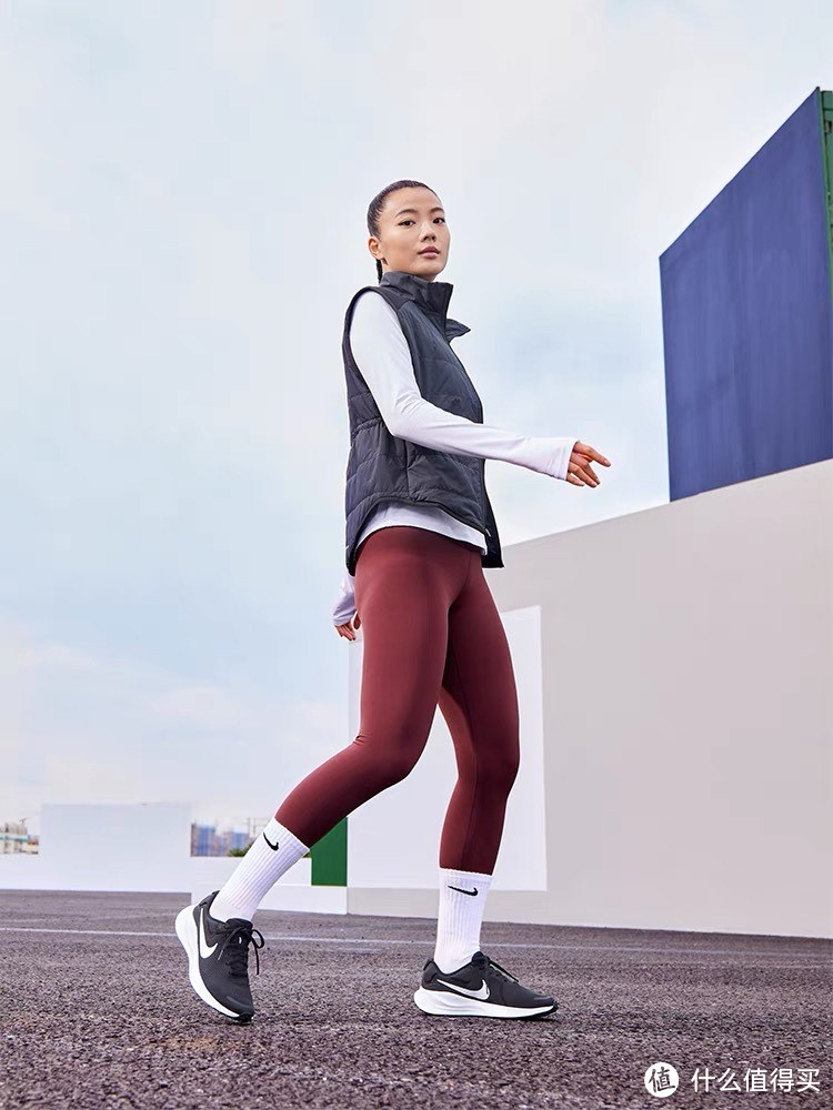 NIKE REVOLUTION 7女子公路跑步鞋——开启跑步新境界