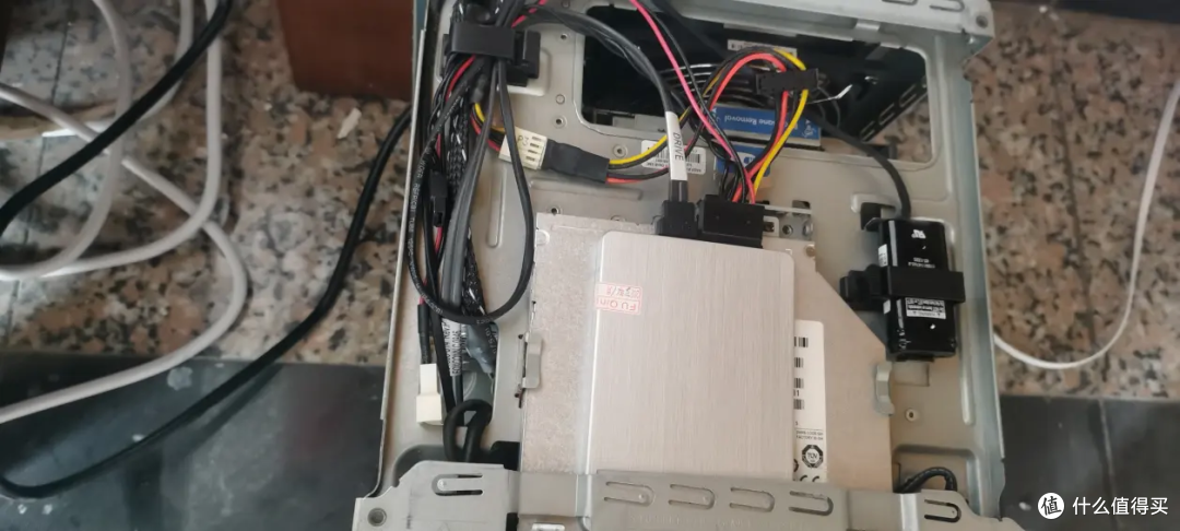 HP ProLiant MicroServer Gen8 内部(顶部)