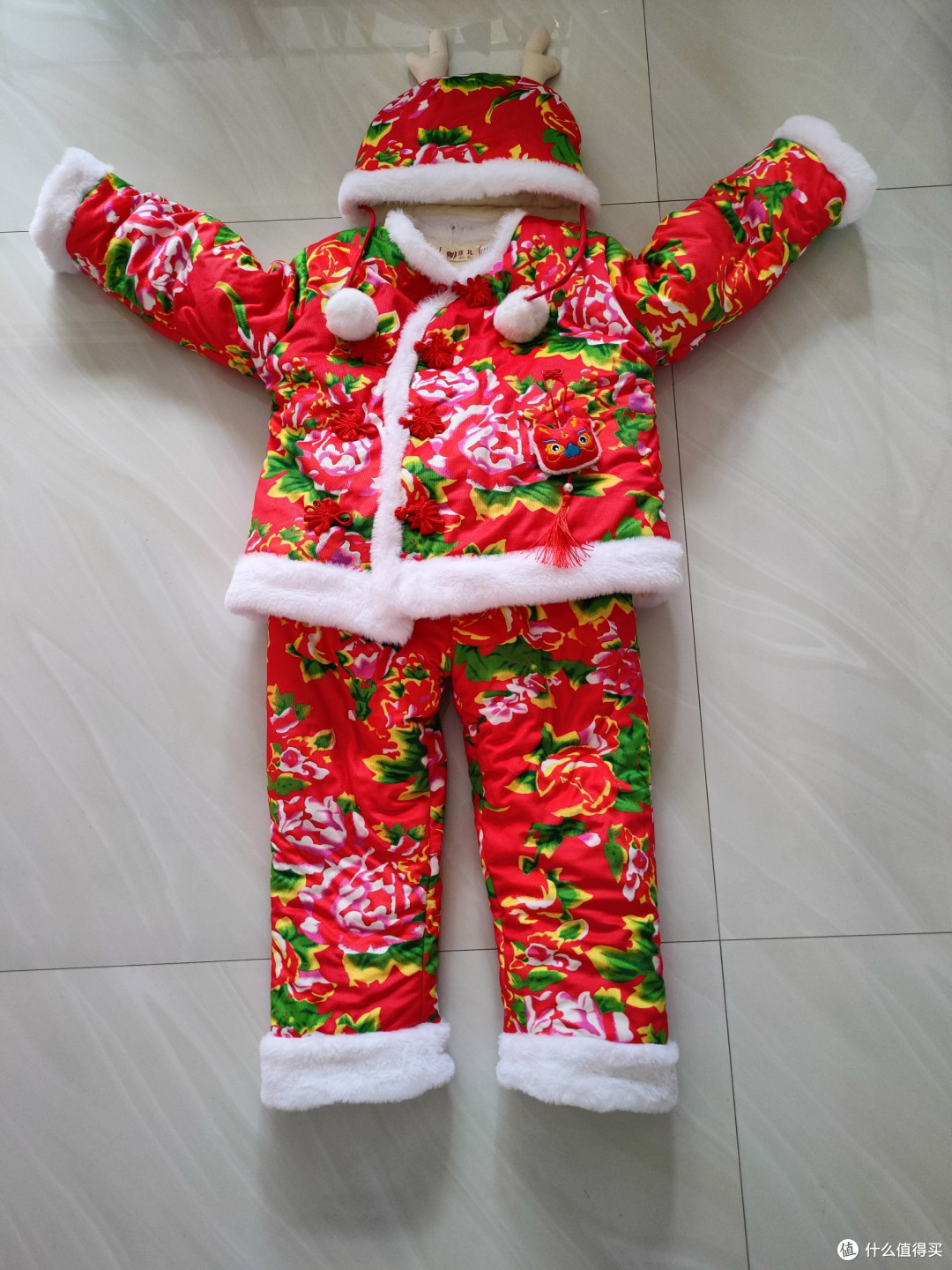 不是羽绒服买不起,而是东北大花棉袄更有性价比。