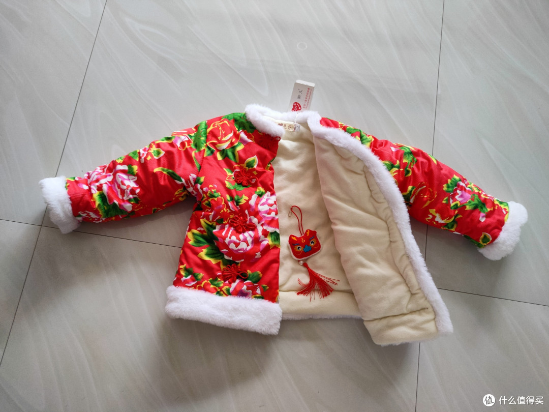 不是羽绒服买不起,而是东北大花棉袄更有性价比。