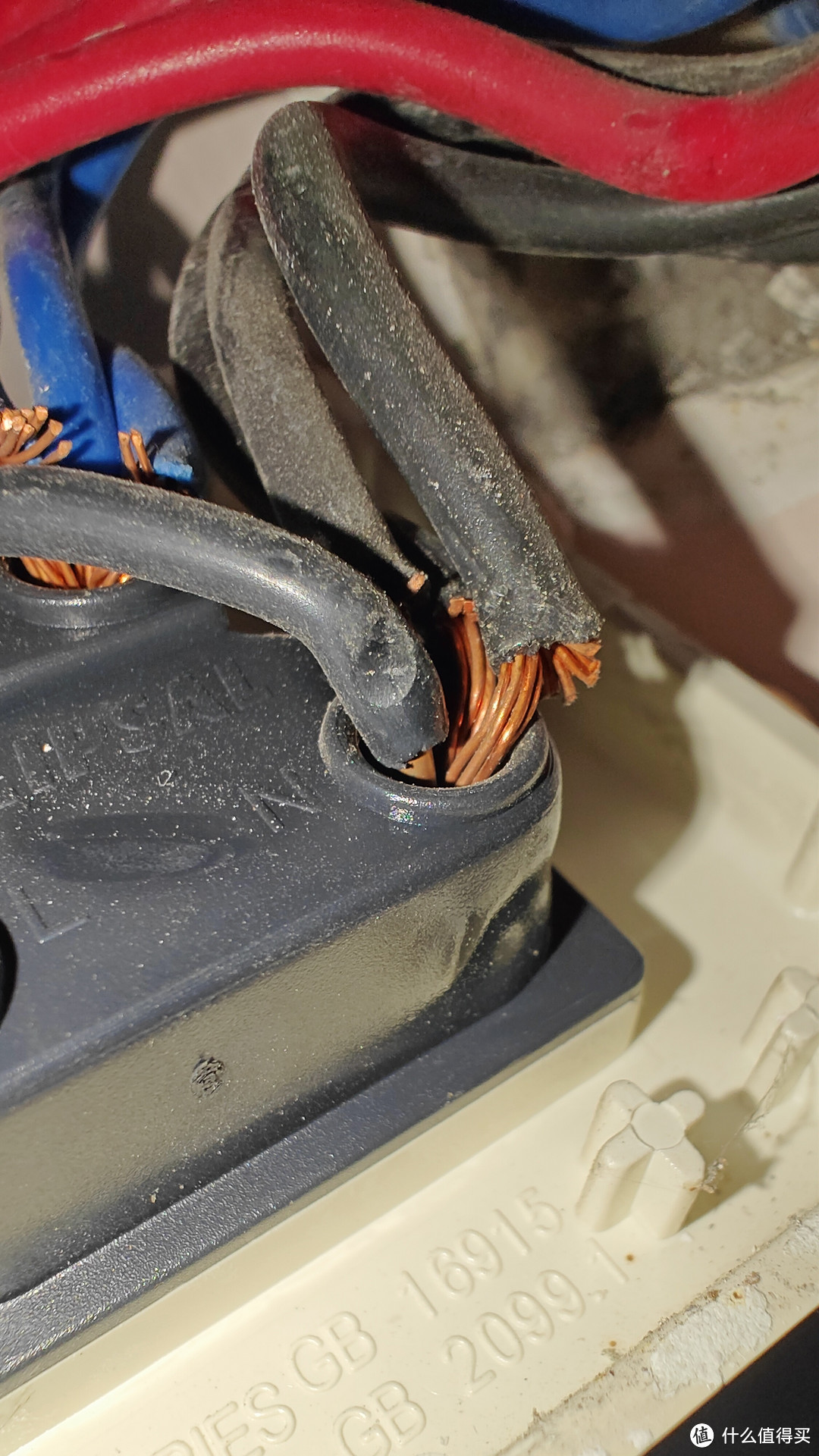 空调插座用了20年了，才知道当初的电工还有这样的骚操作！