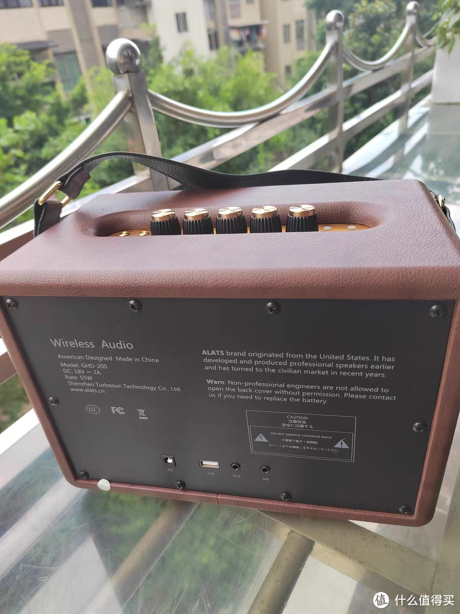 ALATS蓝牙音箱，是一款专为家庭打造的高音质音响设备。