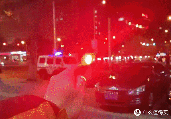 轻薄随身带、实用多光源:KLARUS E5