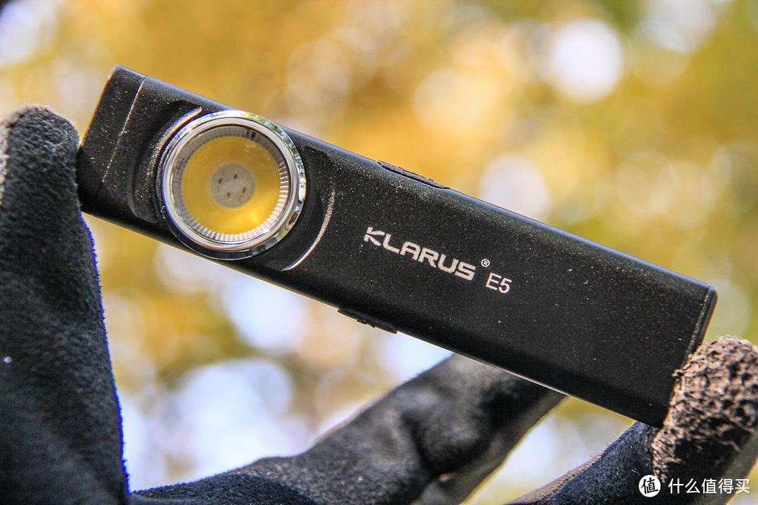 轻薄随身带、实用多光源:KLARUS E5