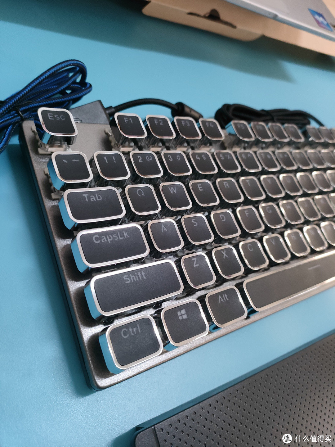 这套狼蛛T500键盘鼠标套装，帅气啊，亮闪闪的