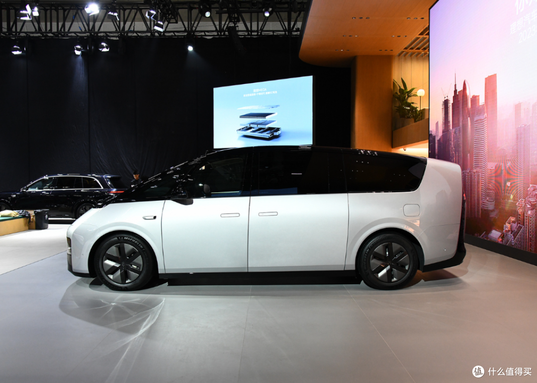 理想mega卖60万,奔驰eqv卖59万,大佬们选哪个?