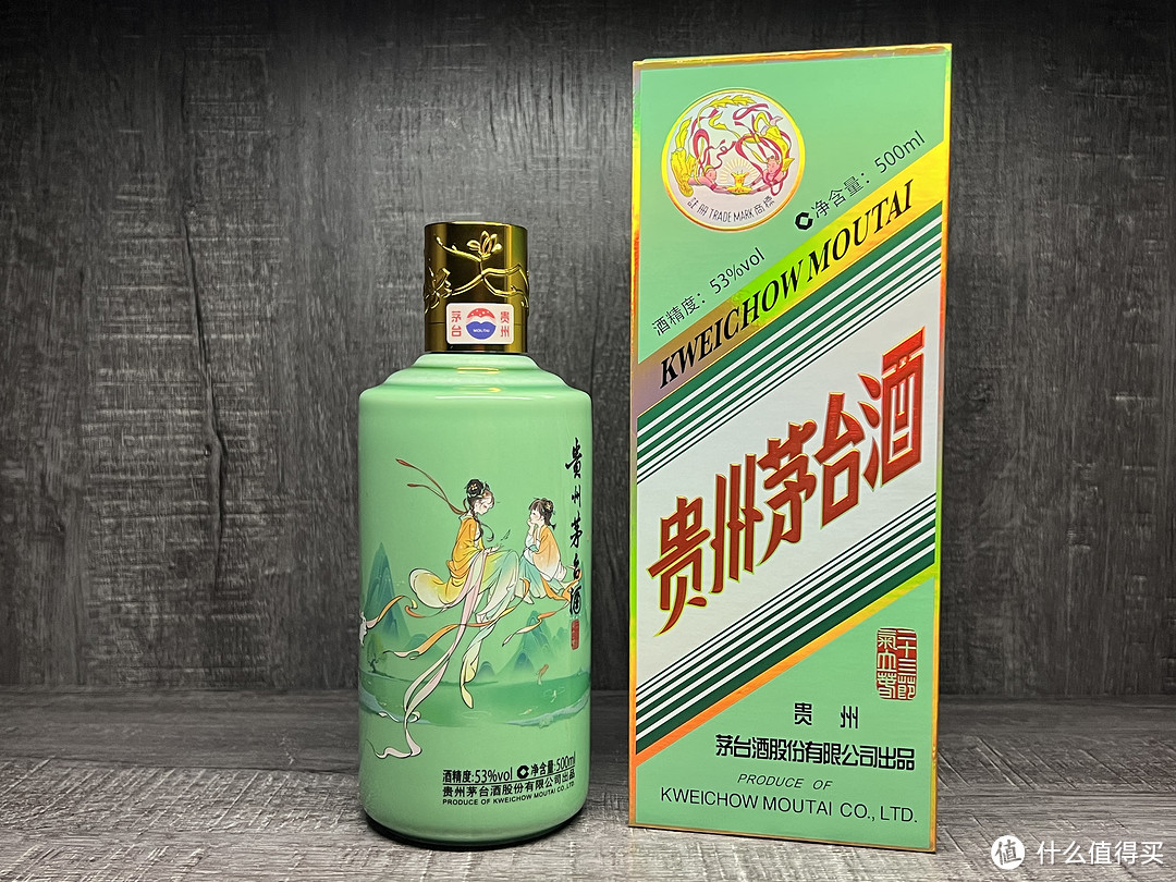 酒瓶和酒盒都是选用的莹润绿色。