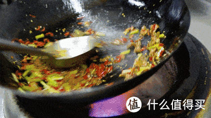 “毒铁锅”遭央视多次曝光，美食变毒药，炒锅到底应该怎么选？