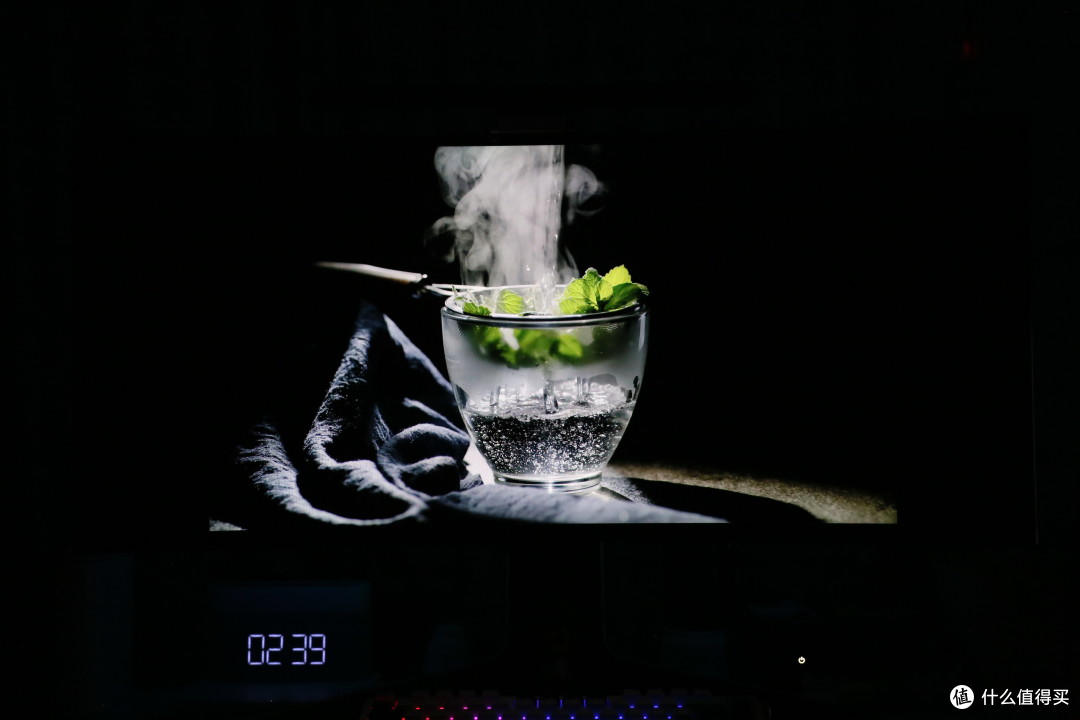 用行动颠覆显示器行业,34寸、带鱼屏、2K170Hz、1600nits亮度,雷鸟Q8 miniLED显示器评测