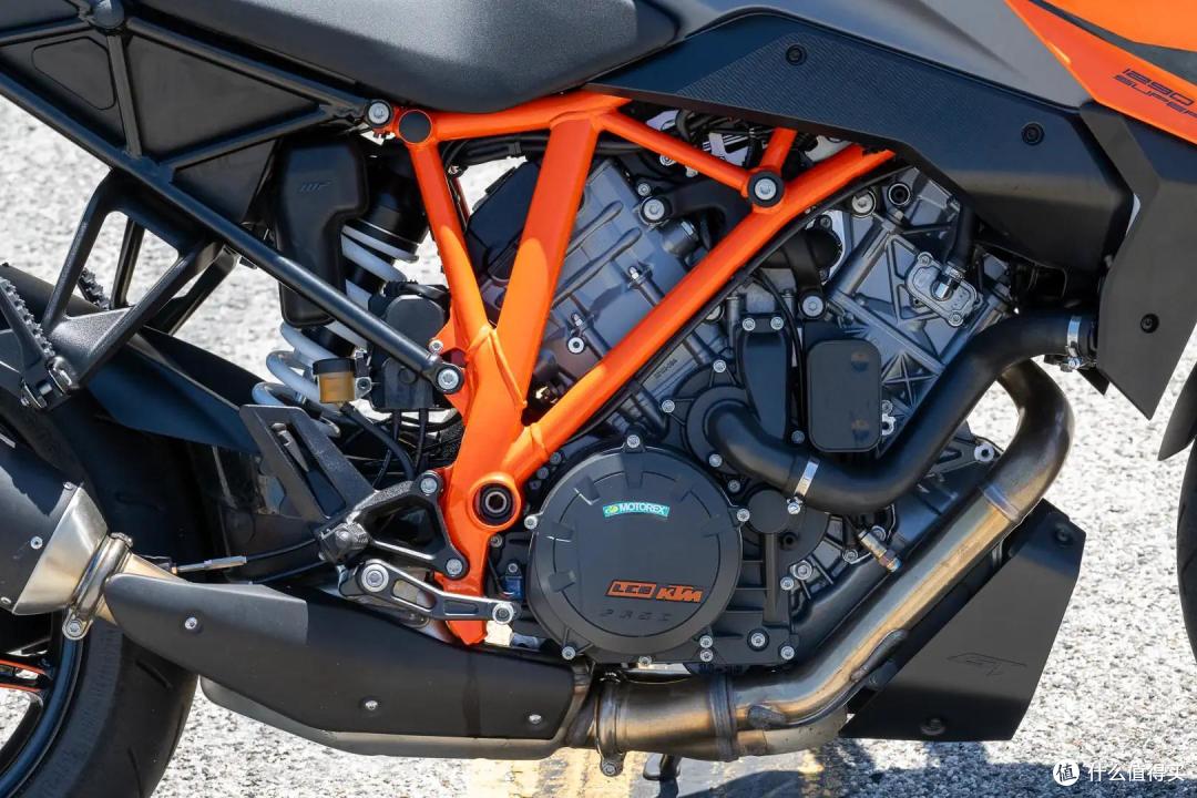 2023 KTM 1290 Super Duke GT V型双缸发动机与变速箱