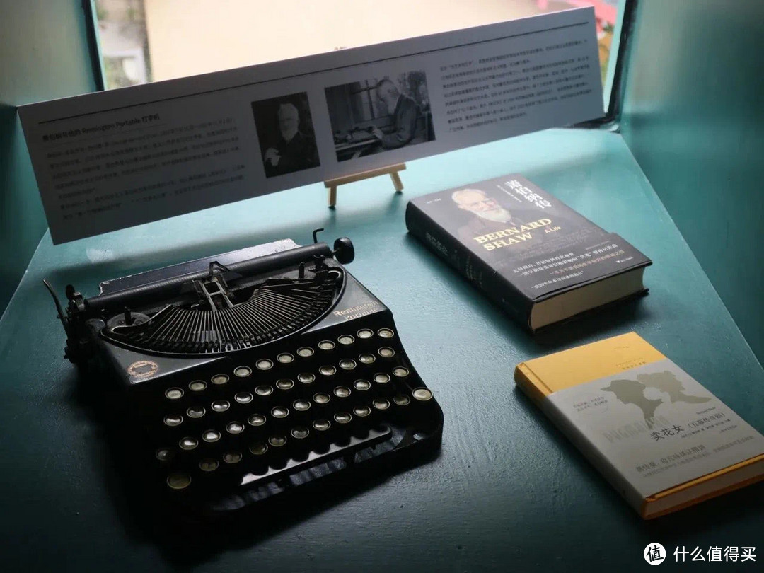 海明威，跟他本人一样的硬汉风格。 其实海明威还用过更便携的小巧打字机。
