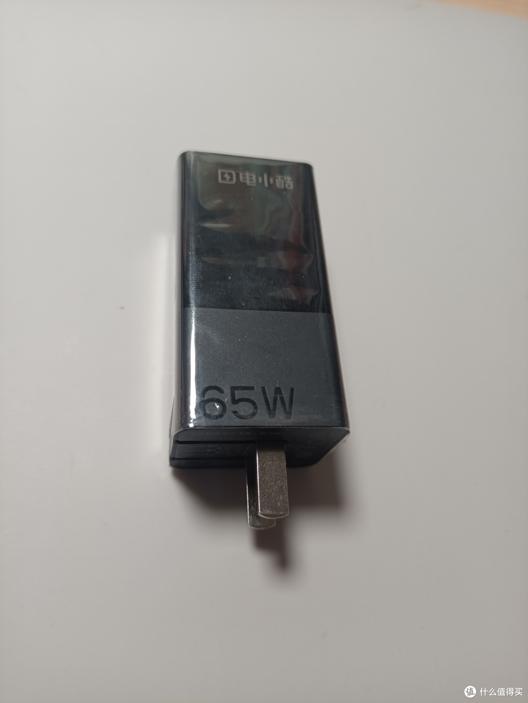 做工还是很精细的，字体印刷的很清晰，上下两个不同的光面和磨砂面进行色块区分，阴极蚀刻出65瓦的功率，整体还是很简洁明了的，颜值不低。