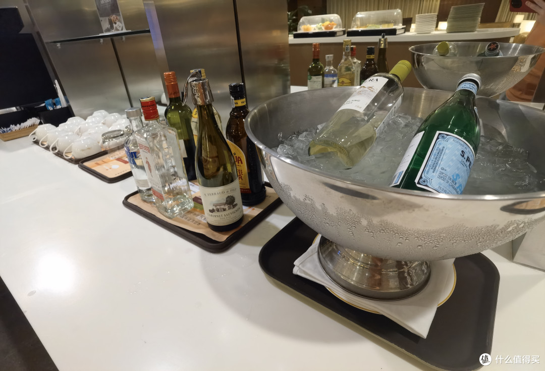 这上面也有酒和圣培露