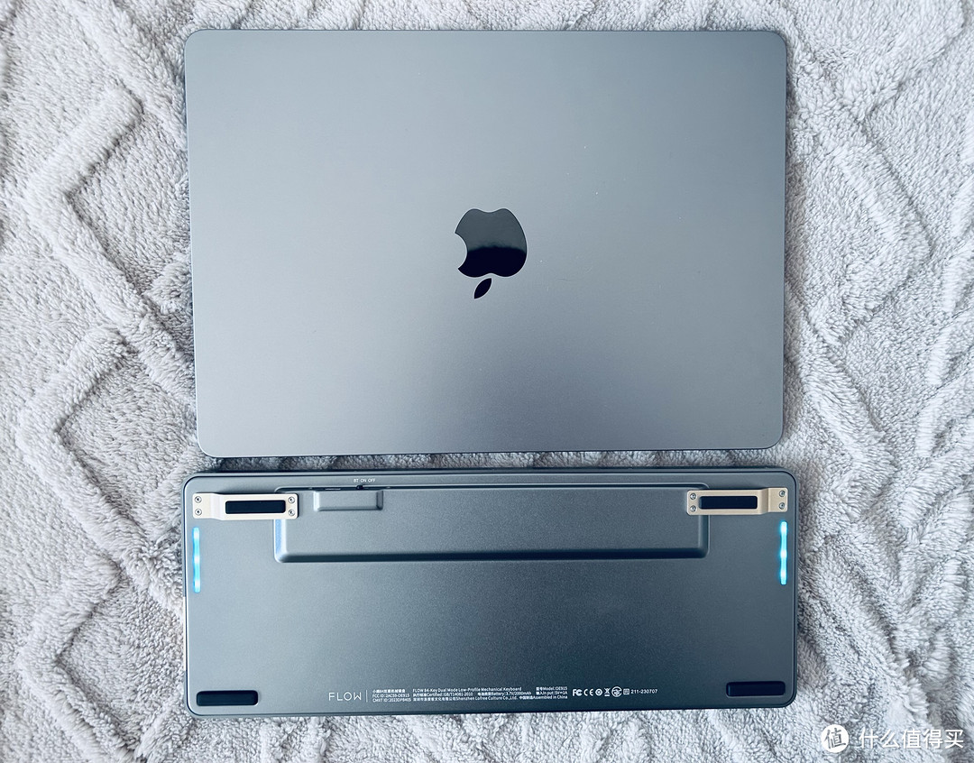 阳极氧化的外壳和MacBook的深空灰很相似，质感出色