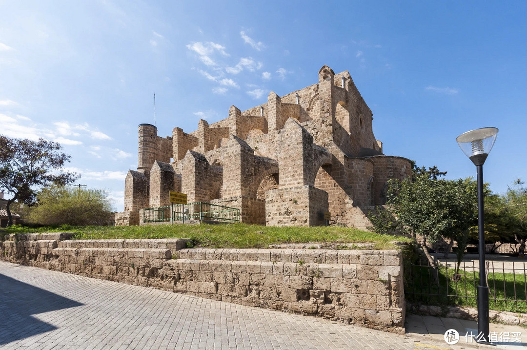 如今我们看到的教堂，只有原圣尼古拉斯天主教大教堂（St. Nicholas Cathedral）和原圣彼得-圣保罗早期基督教大教堂（St. Peter & Paul Basilica）保存比较完好，其他教堂历经时代变幻已成为一片废墟。