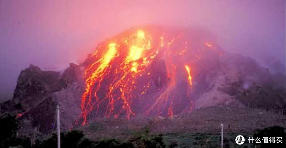 蒙特塞拉特岛苏弗里耶尔山火山熔岩弯顶的脊柱，1996 年。