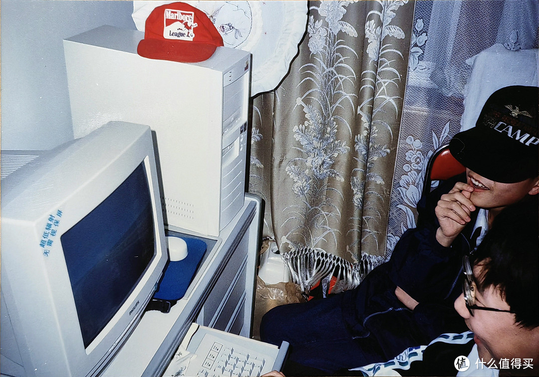 1997年，同学在我家玩我攒的电脑，这是我家第二台电脑