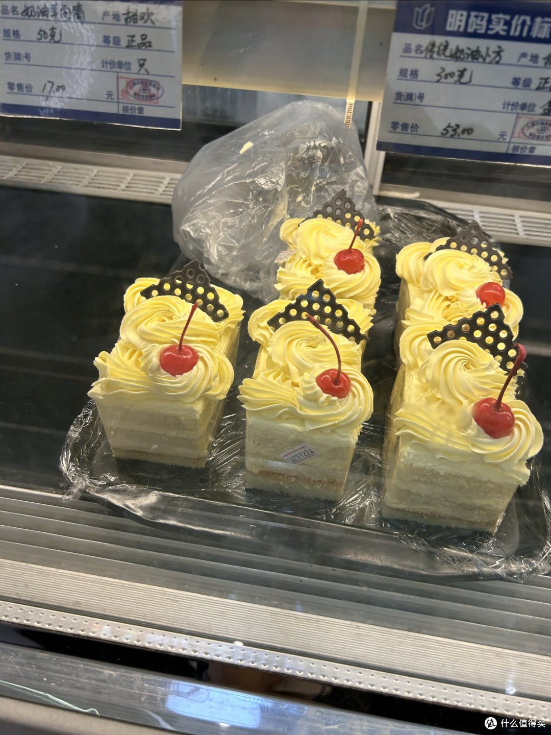 众 : 白玉兰食品店的小吃都好新奇 快去看看吧