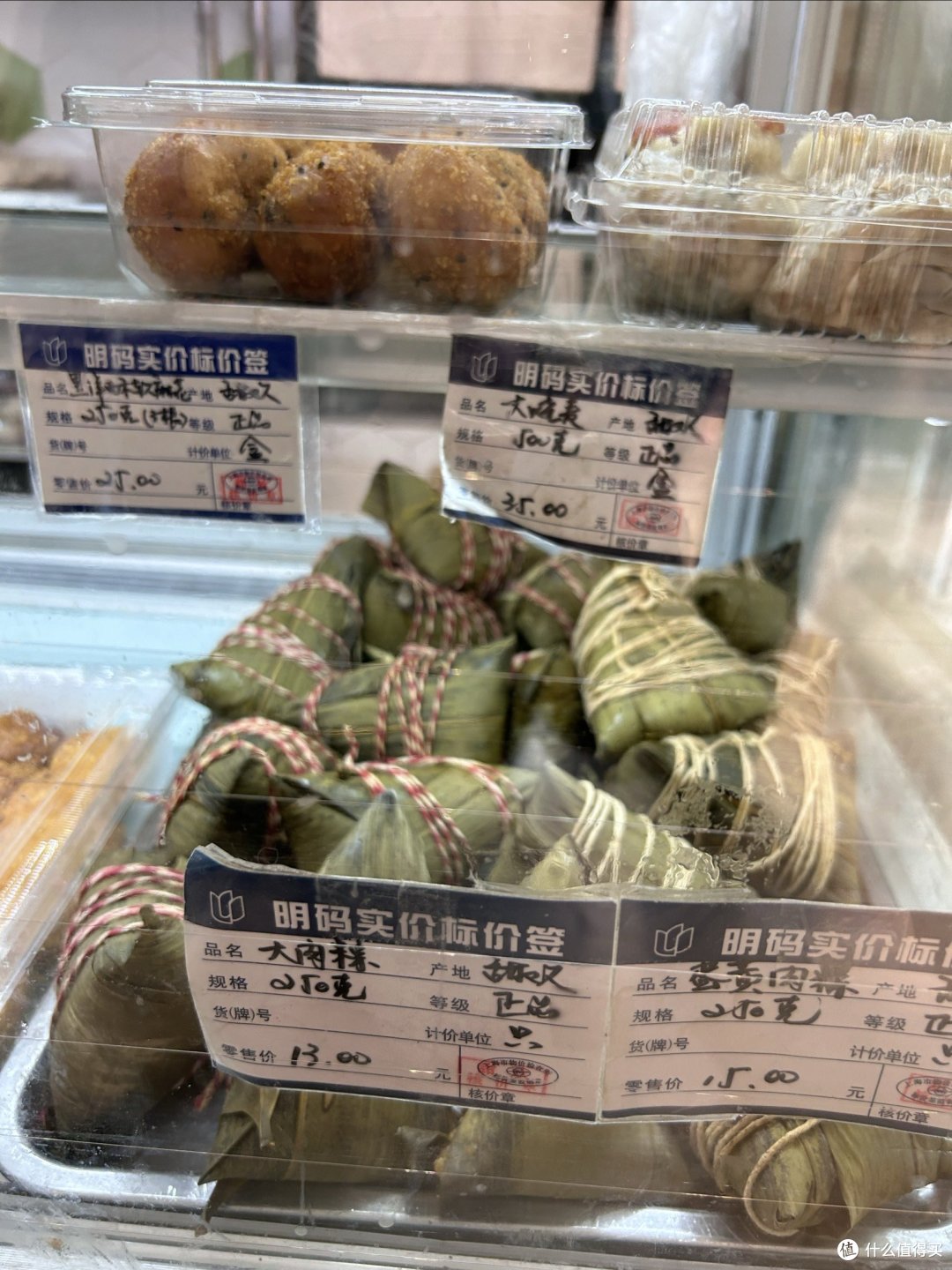 众 : 白玉兰食品店的小吃都好新奇 快去看看吧