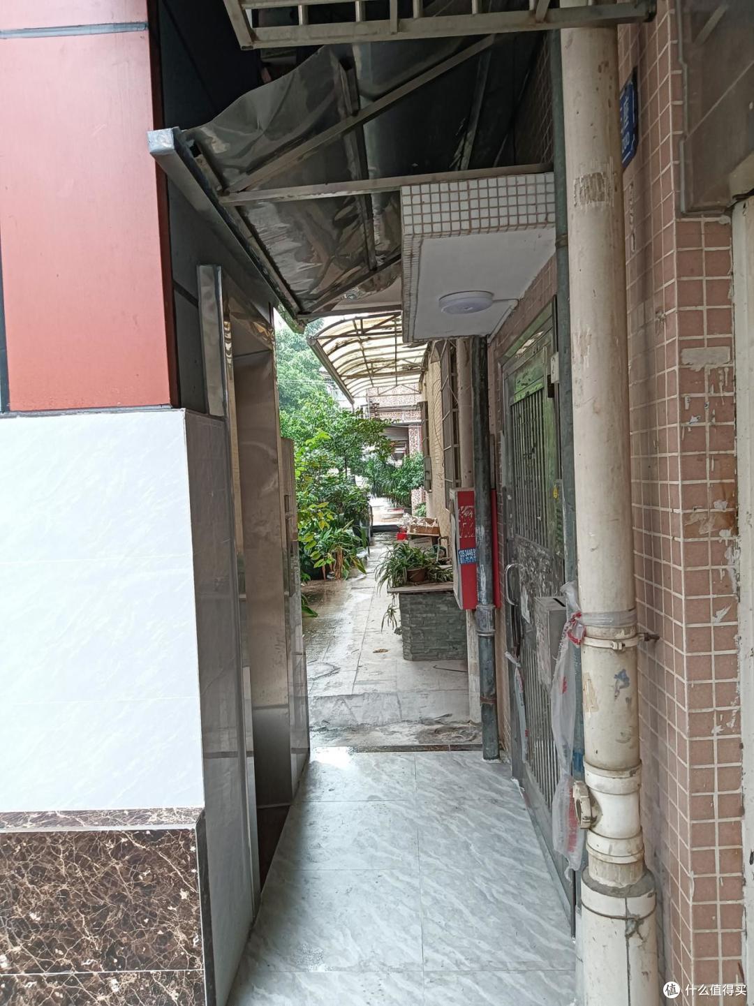 老房子加装电梯的住户,入住一年后却后悔了?4个原因很扎心!