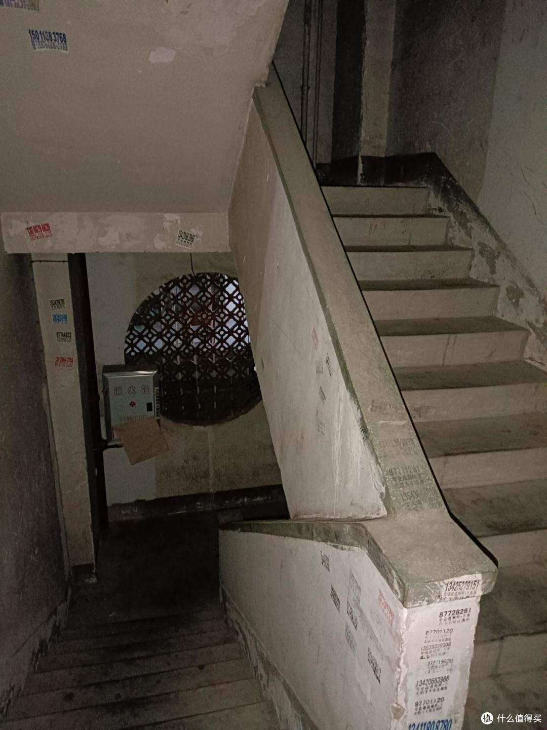 老房子加装电梯的住户,入住一年后却后悔了?4个原因很扎心!