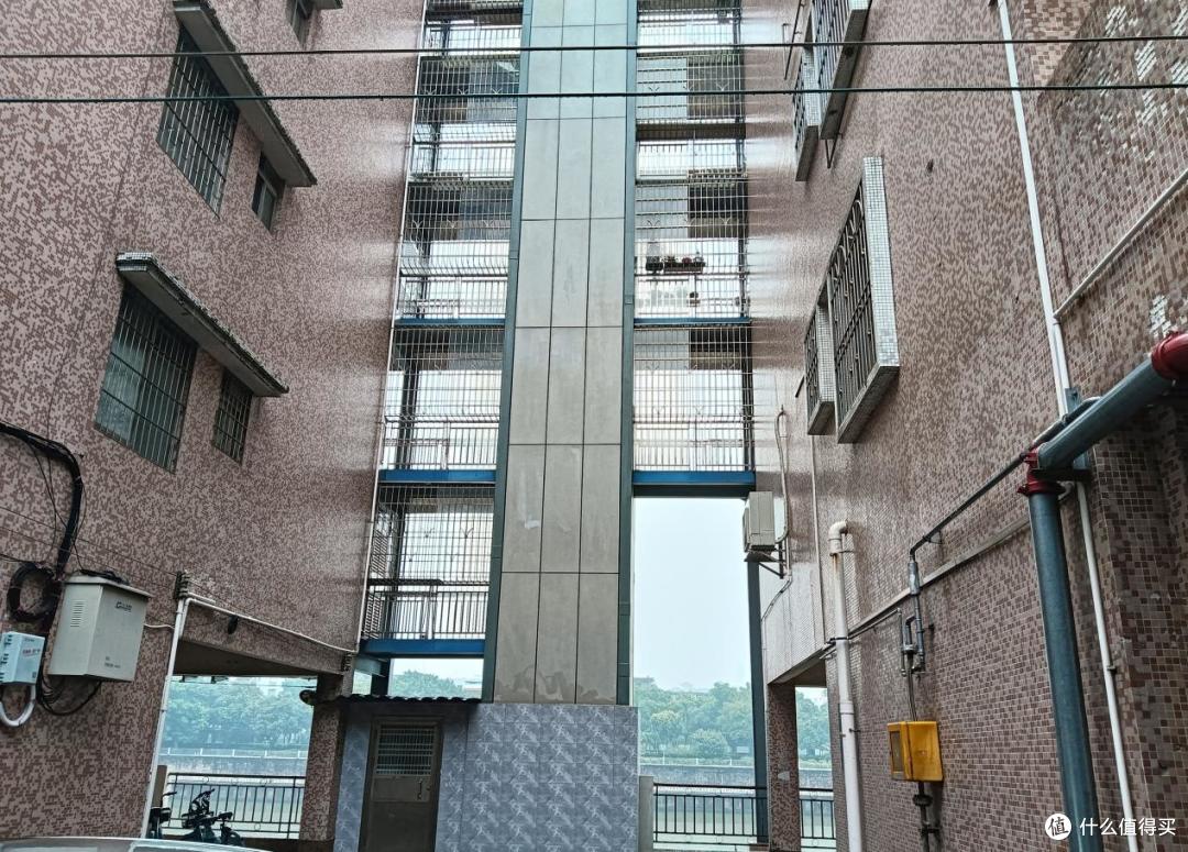 老房子加装电梯的住户,入住一年后却后悔了?4个原因很扎心!