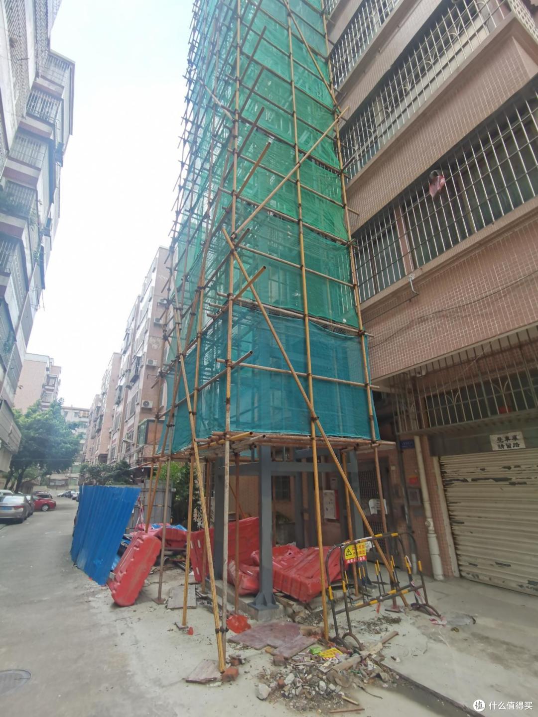 老房子加装电梯的住户,入住一年后却后悔了?4个原因很扎心!