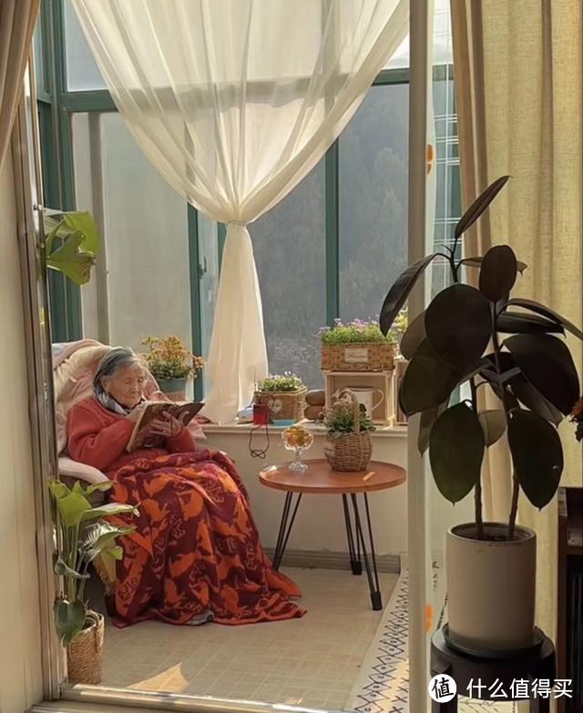 四川一位92岁老婆婆，因“读书布置家”而走红，网友想要同款