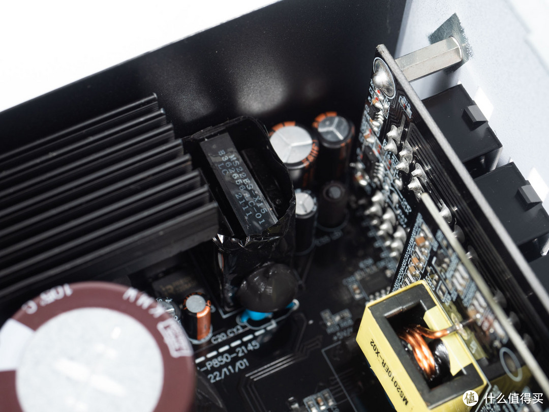 技嘉雪鹰850PG5W额定850W PCIe 5.0全模组电源评测