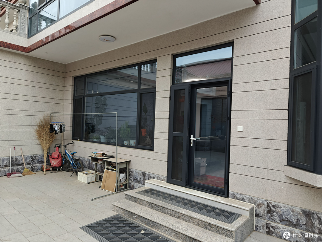 全面无死角,这样擦窗省心又省力,基站式科沃斯窗宝W2 PRO体验