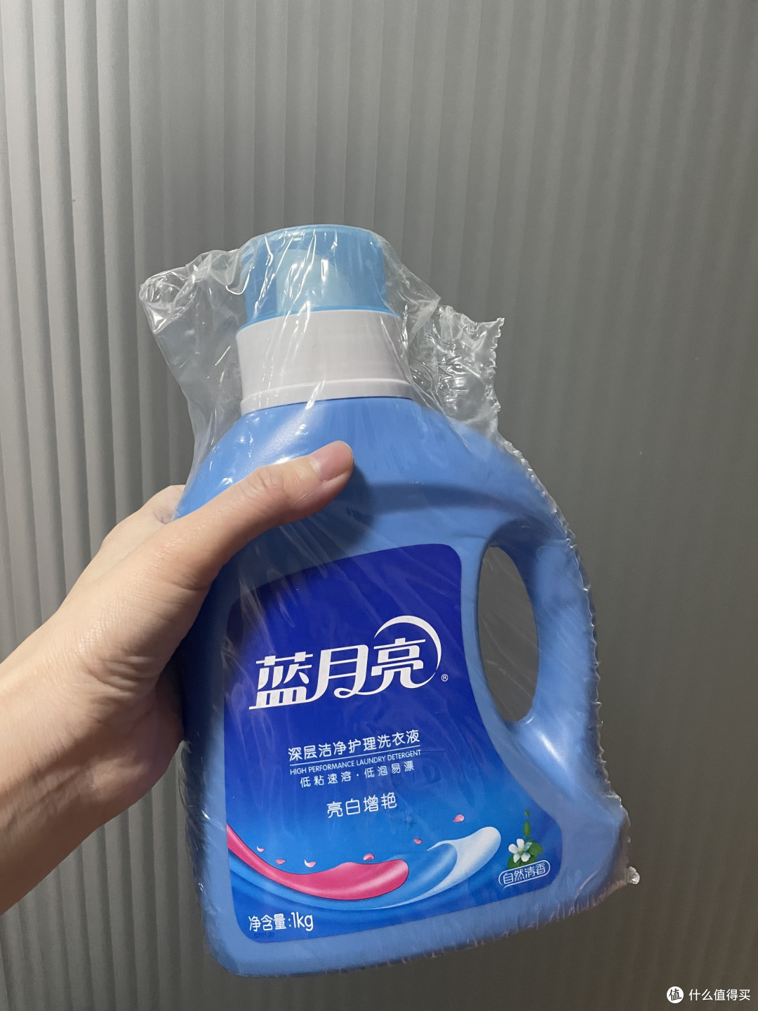 告别衣物发黄,蓝月亮护理洗衣液的秘密武器!