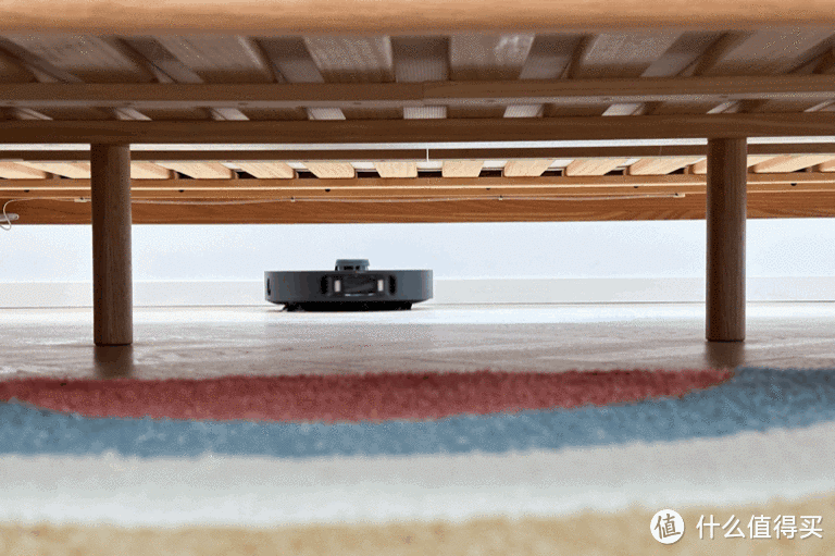 X30 Pro在清扫床底的时候，自动补光避障清扫。