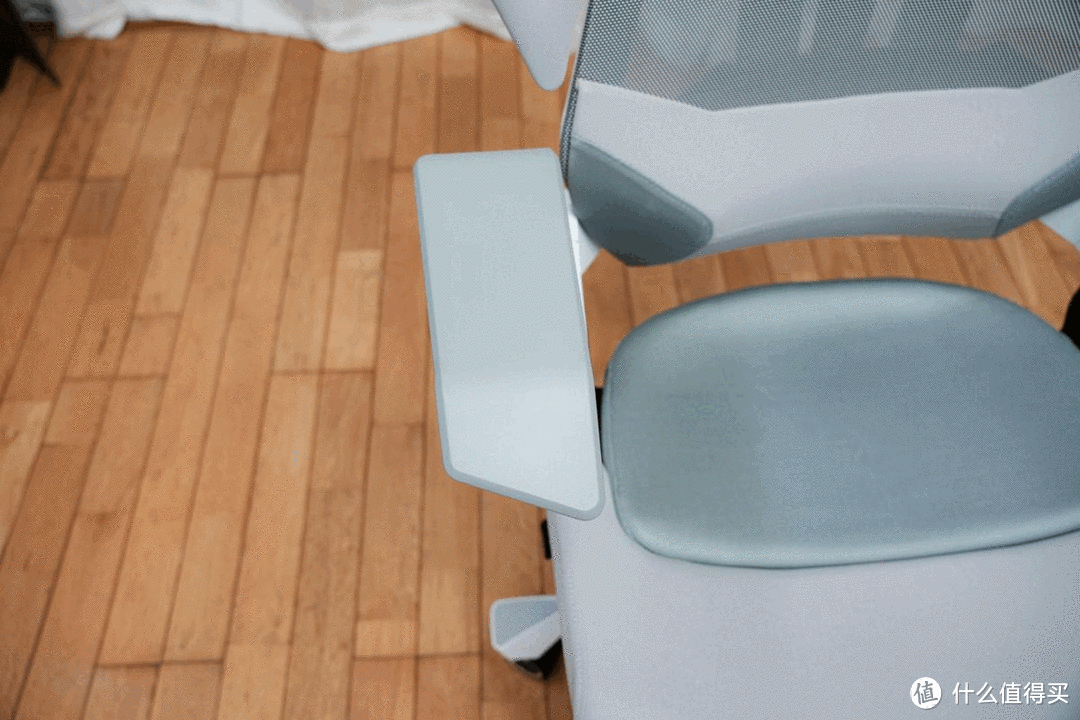 拓际TGIF T0 PRO带你像在LPL现场电竞一般，他还是一把电竞和人体工学完美结合椅子