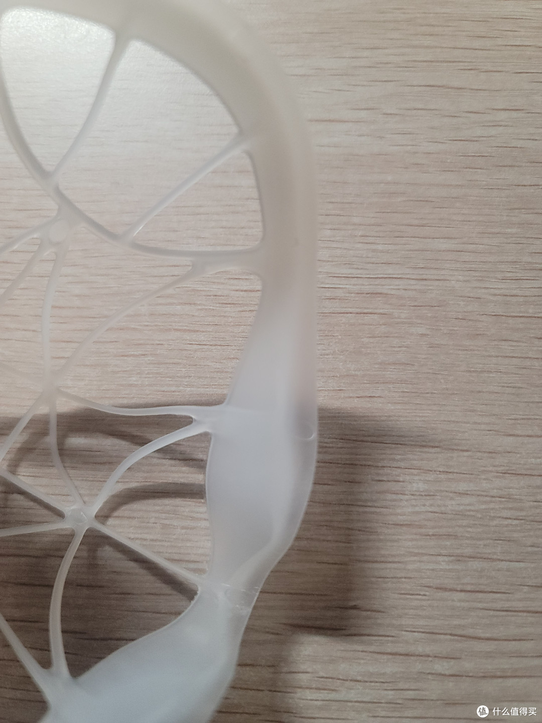 支架边缘做得更薄 应该是想更贴合面部
