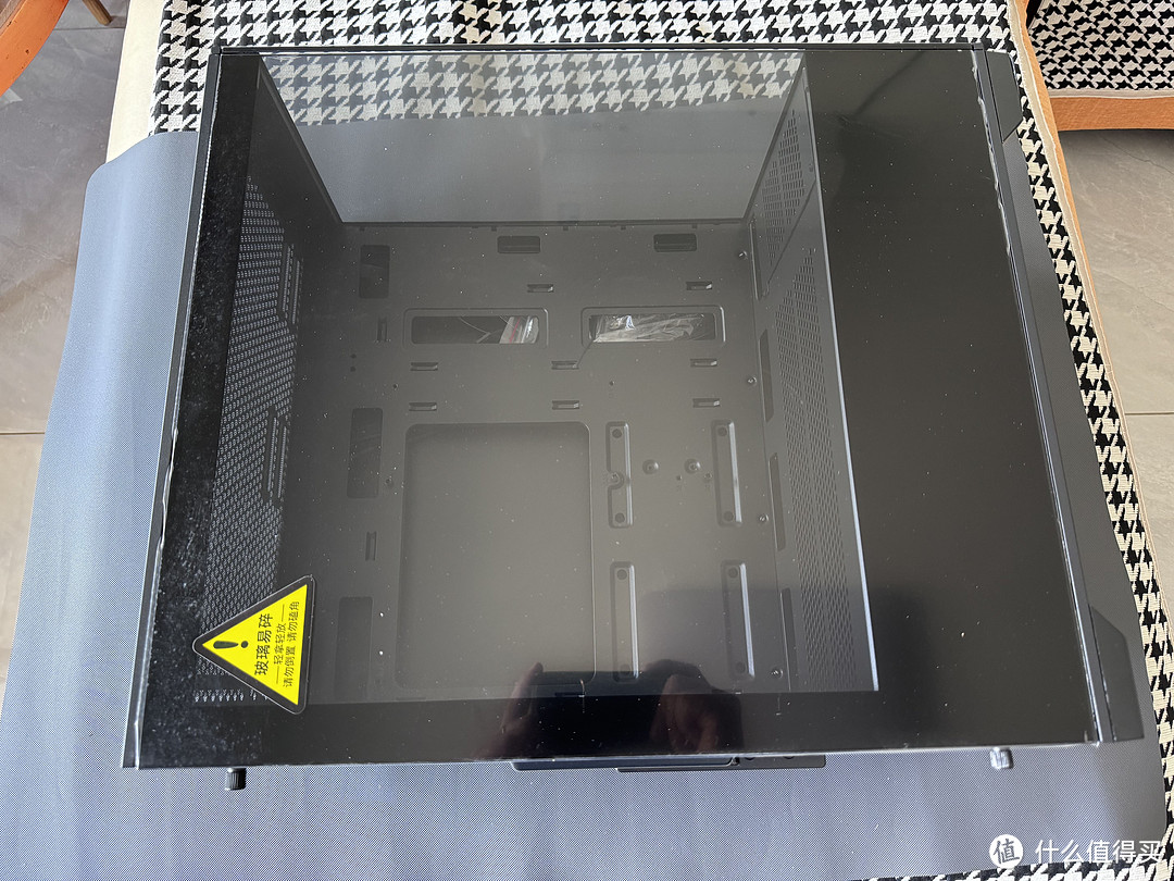 半岛铁盒（PADO）毕方240 黑色海景房机箱开箱评测