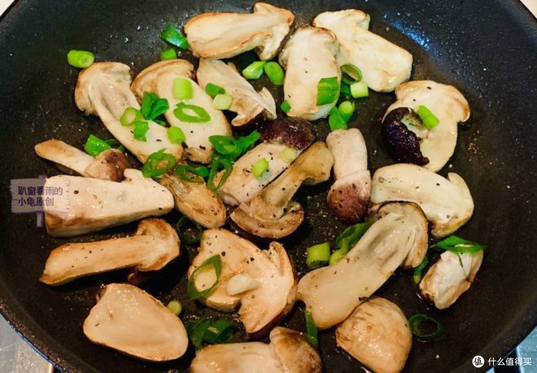 这种蘑菇很像松茸,但价格便宜又有营养,只需简单一做,鲜味即来