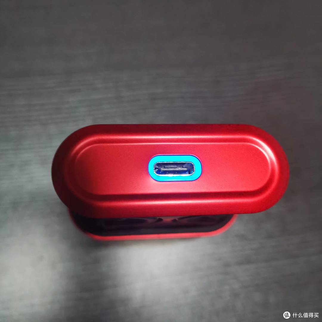 一款极具科幻风格的蓝牙耳机