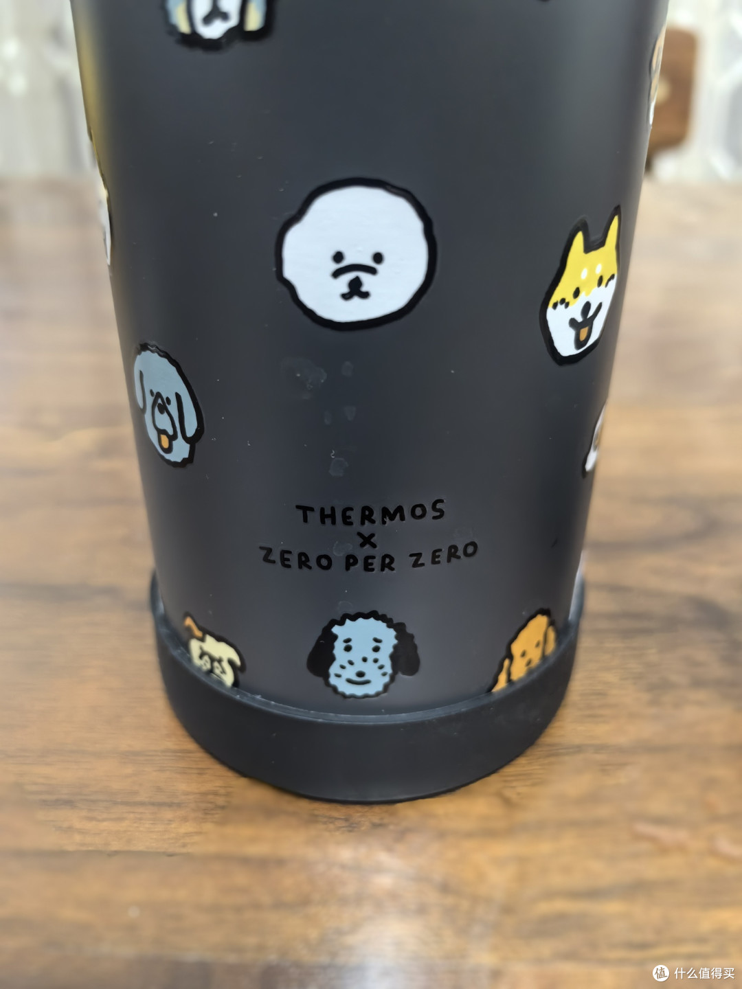 这是一个联名款,膳魔师保温杯