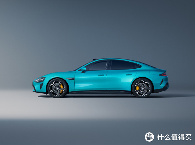 小米汽车SU7官方实拍照公布，该款配色命名为“海湾蓝”，采用溜背式造型设计